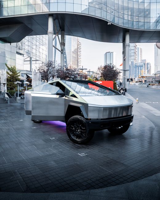 Ford F-150 Lightning vs Tesla Cybertruck